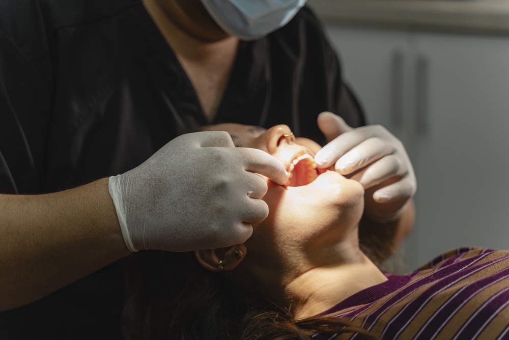 A patient consulting with an oral surgeon about wisdom teeth recovery
